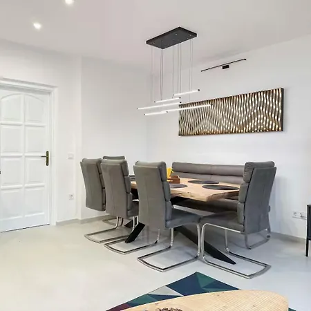 Newly Miami Designed * Budapešť